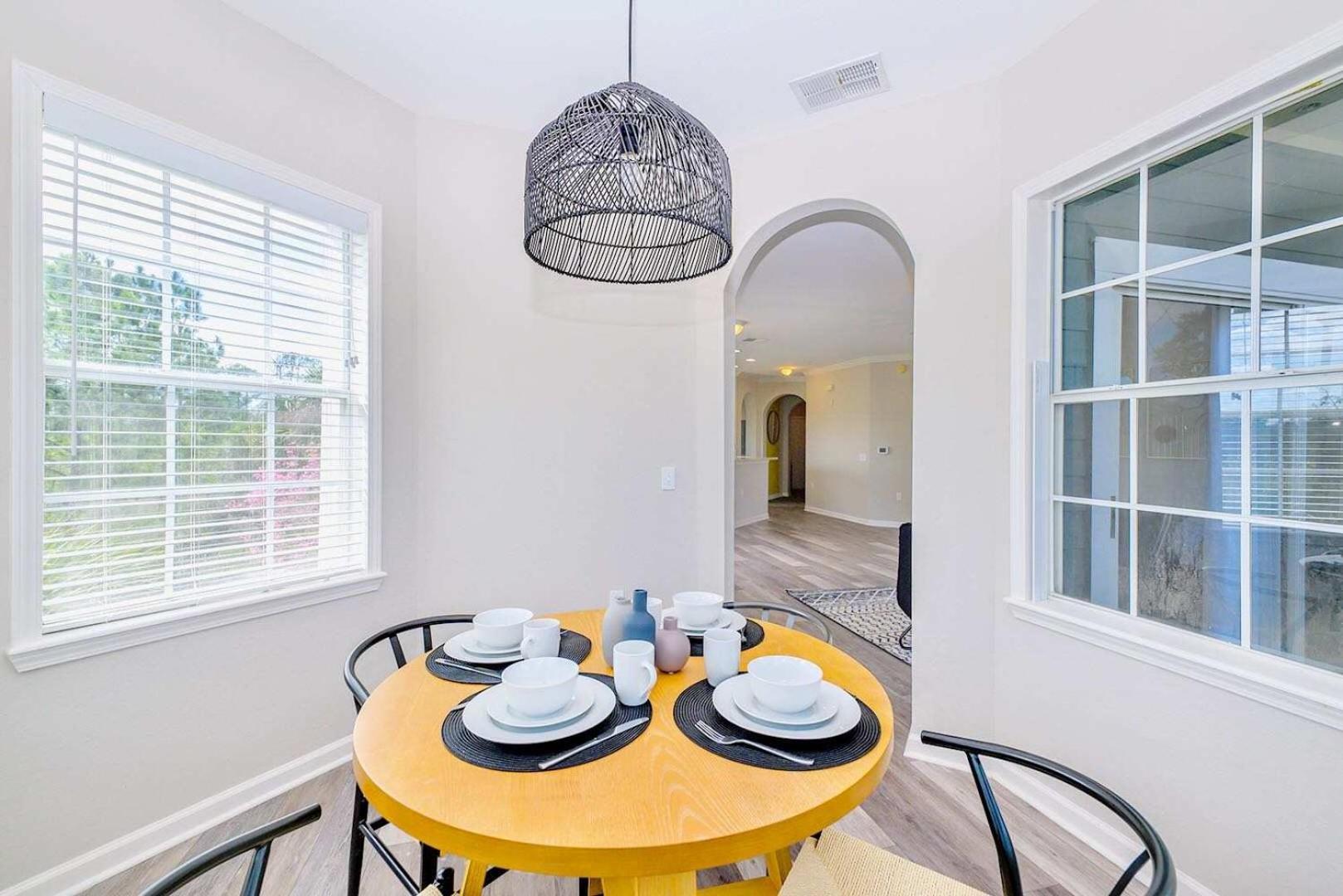Cozy 2br - Private Balcony - Near Casa de férias